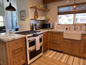 Fridge, microwave, oven, stovetop - Seahorse Cottage Luxe (Oxnard)