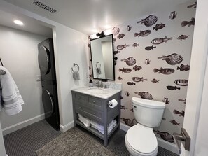 Shower, hair dryer, towels, soap - Seahorse Cottage Luxe (Oxnard)