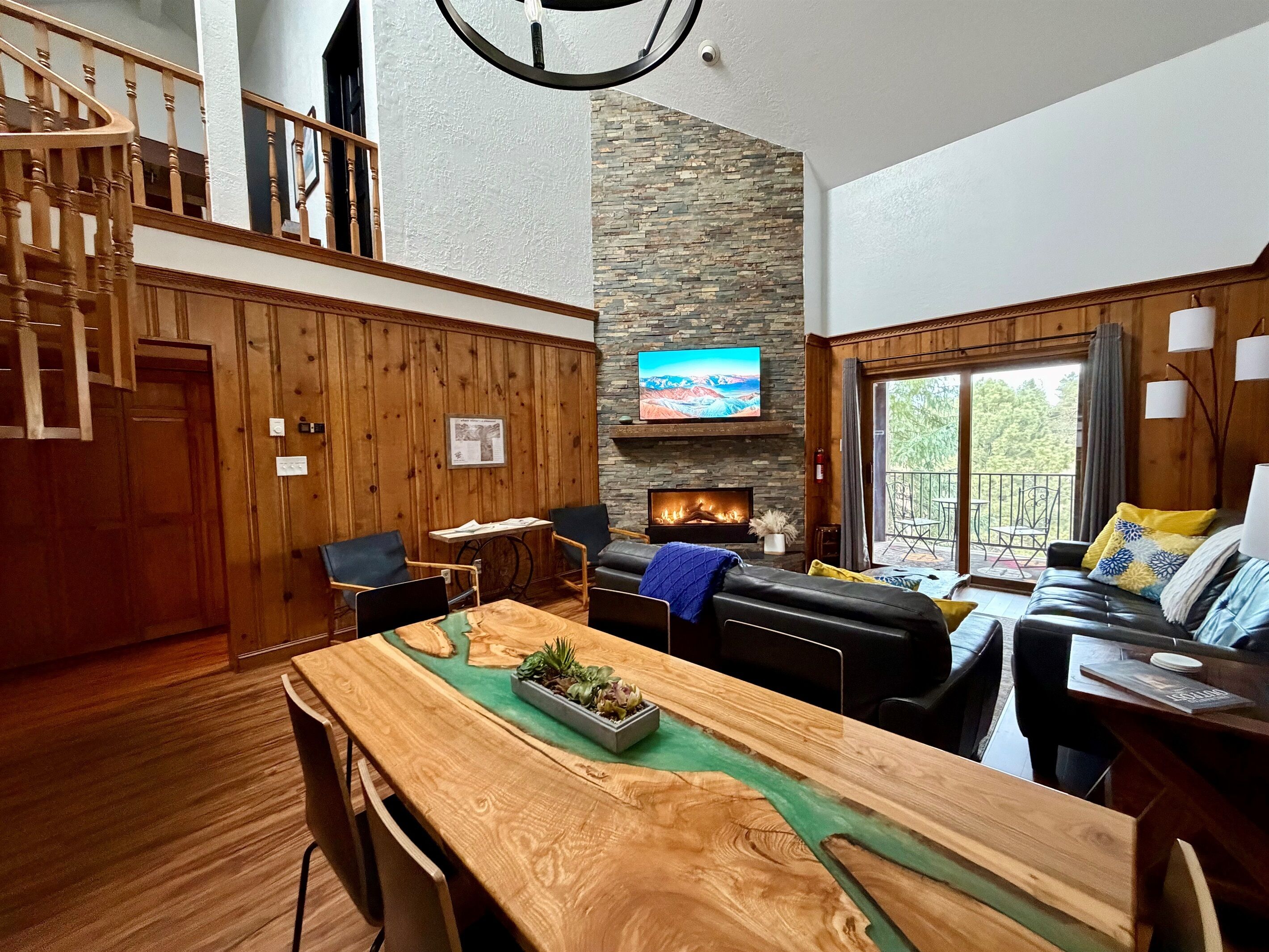 Smart TV, chimenea y estéreo 