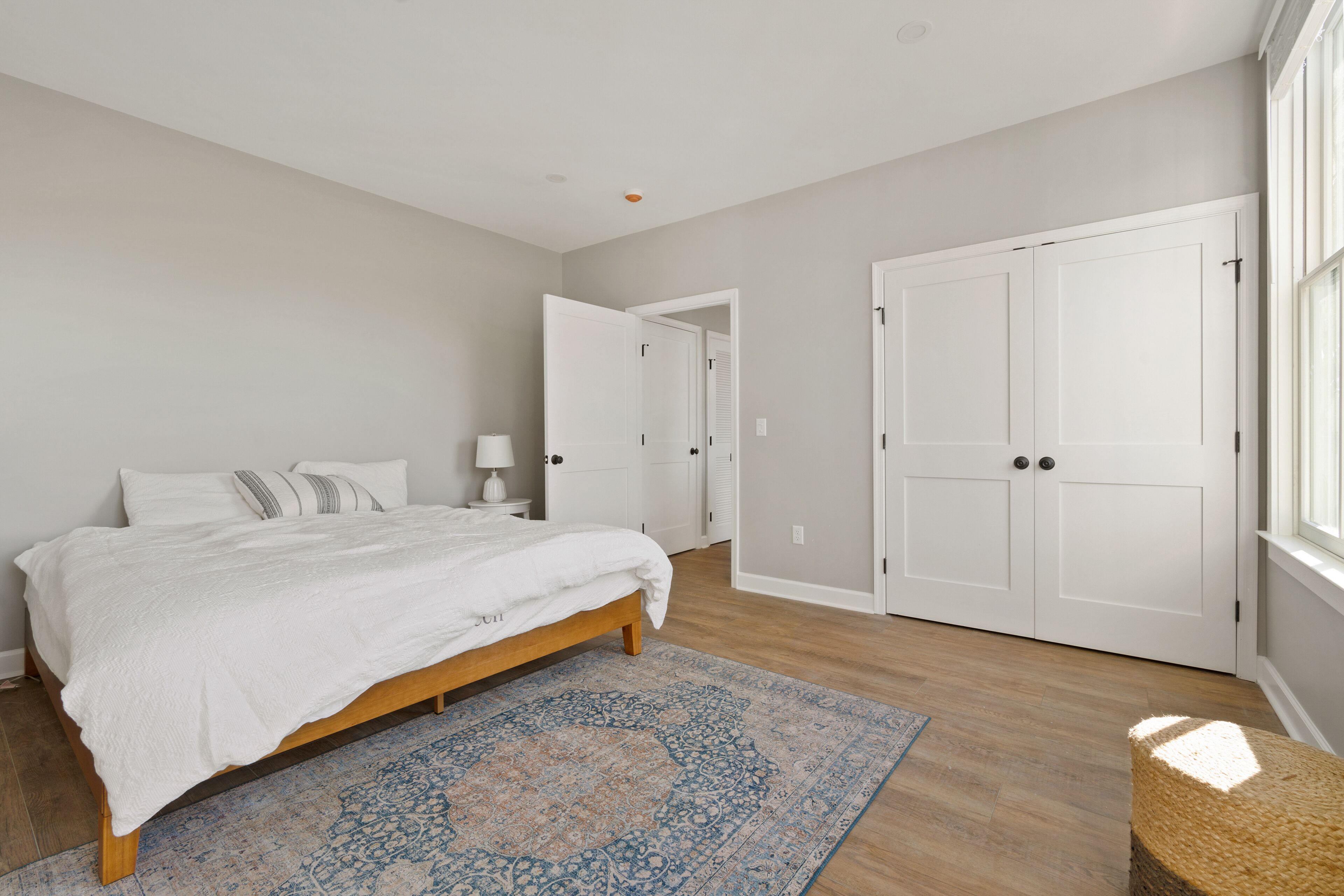 Ein Schlafzimmer mit Bett, Teppich und Kleiderschrank.