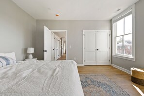 2 bedrooms, desk, free WiFi, bed sheets - Newly restored apartment in the heart of Chestertown (Chestertown)