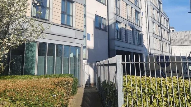 A modern multi-story building with a symmetrical facade, large windows, and a gated entrance. - 9 mins from the northern line station. 2 mins from 3 B/stops and local amenities (London)