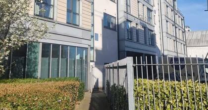 9 mins from the northern line station. 2 mins from 3 B/stops and local amenities