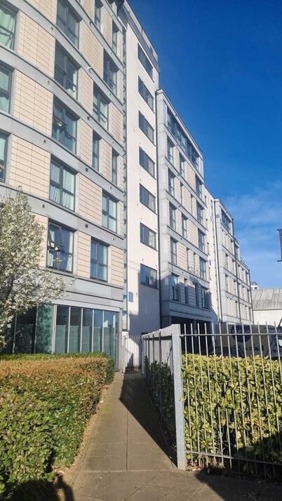 9 mins from the northern line station. 2 mins from 3 B/stops and local amenities