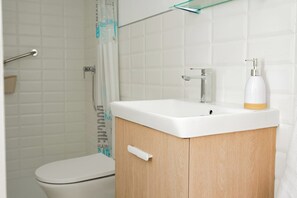 Ducha, secador de pelo y toallas