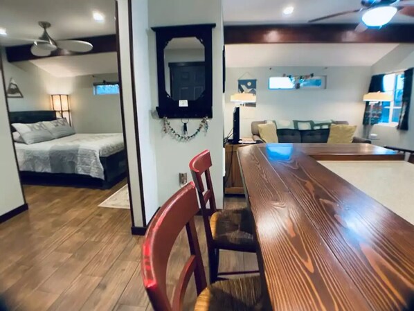 1 bedroom, desk, iron/ironing board, travel crib - Blue Spruce Guesthouse - Walkable to river trail and downtown Bend (Bend)