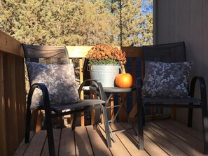 Property grounds - Blue Spruce Guesthouse - Walkable to river trail and downtown Bend (Bend)