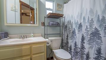 Haartrockner, HandtĂŒcher, Seife, Shampoo