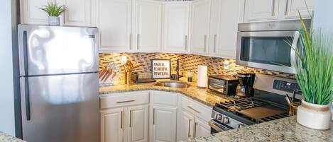 Køleskab, mikrobølgeovn, ovn, kogeplade