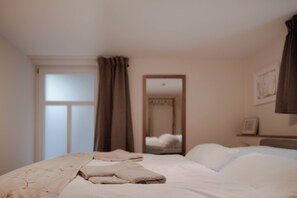 2 Schlafzimmer, Schreibtisch, Bügeleisen/Bügelbrett, Reisekinderbett