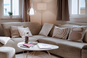 Smart-TV, Tischtennisplatte, Bücher, Stereoanlage