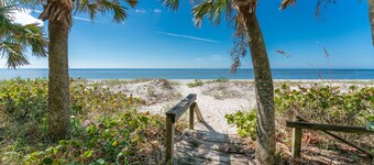 The Manatee House; Unique Beachfront Home & Picturesque Sunsets!