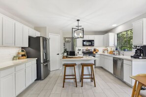 Kjøleskap, mikrobølgeovn, ovn og kokeplater