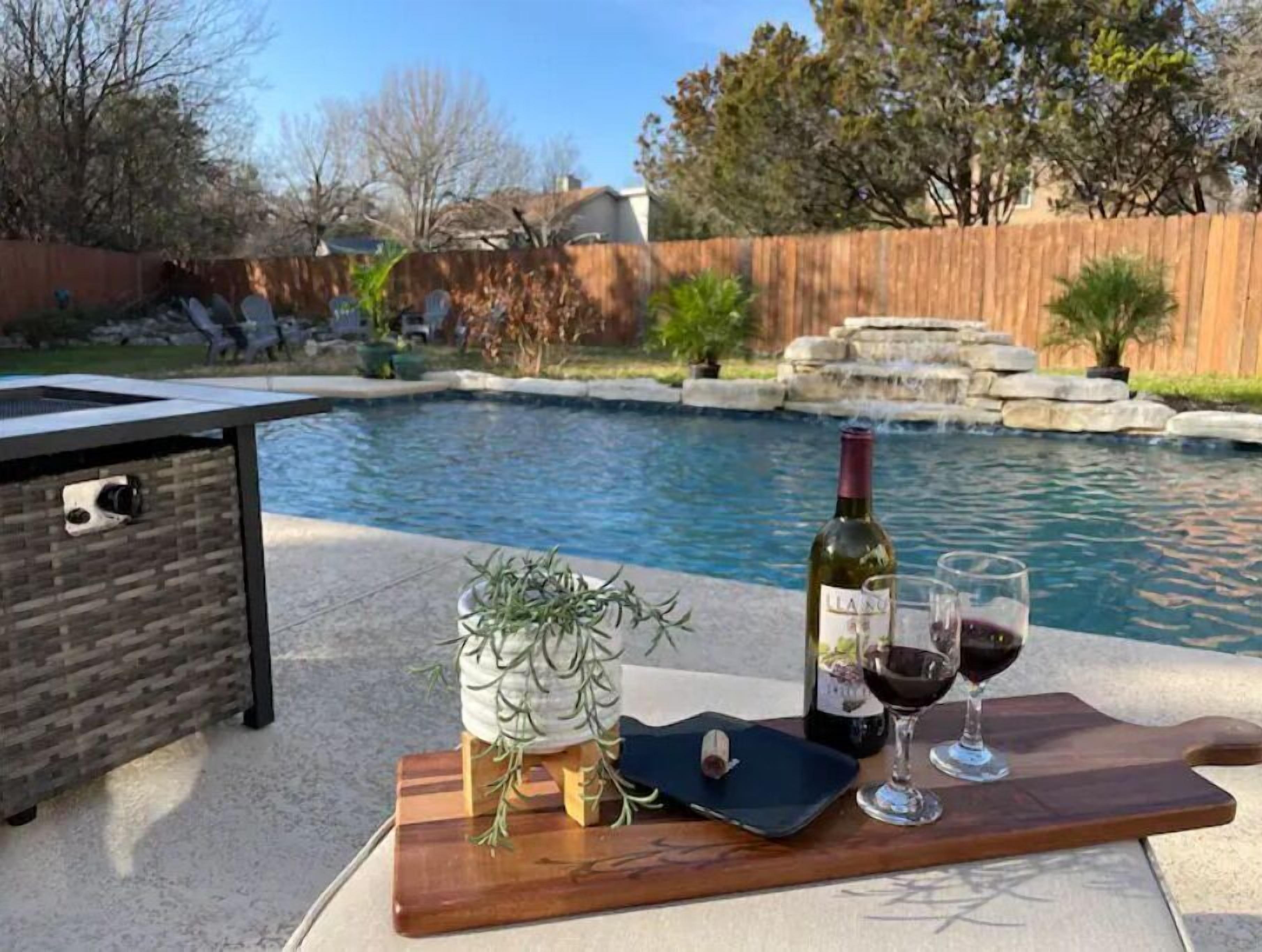 Una piscina al aire libre