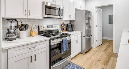1st-floor condo with mountain views, pool, hot tub, private balcony, AC, & W/D