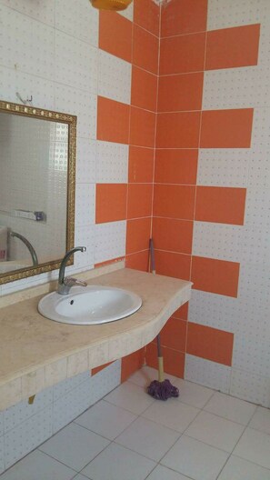 Shower, bidet, towels, soap - Heliopolis, City Stars and Cairo Festival (محافظة القاهرة‬)