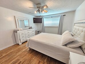 3 bedrooms, iron/ironing board, free WiFi, bed sheets - ENTIRE HOUSE 3/2 GREAT FOR FAMILY
(Jacksonville)