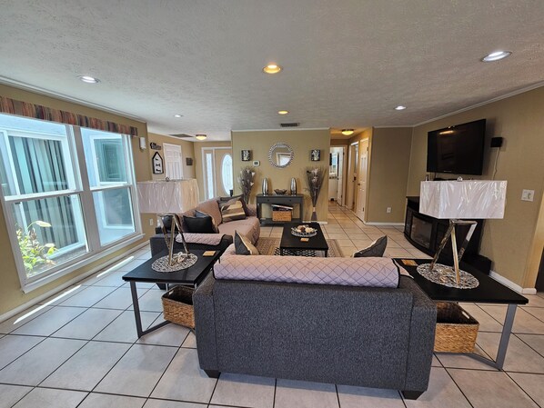 Smart TV, books - ENTIRE HOUSE 3/2 GREAT FOR FAMILY
(Jacksonville)