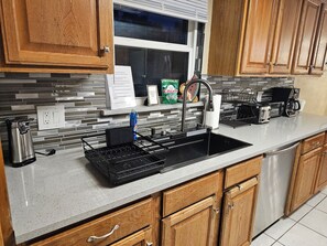 Fridge, microwave, oven, stovetop - ENTIRE HOUSE 3/2 GREAT FOR FAMILY
(Jacksonville)