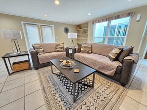 Smart TV, books - ENTIRE HOUSE 3/2 GREAT FOR FAMILY
(Jacksonville)