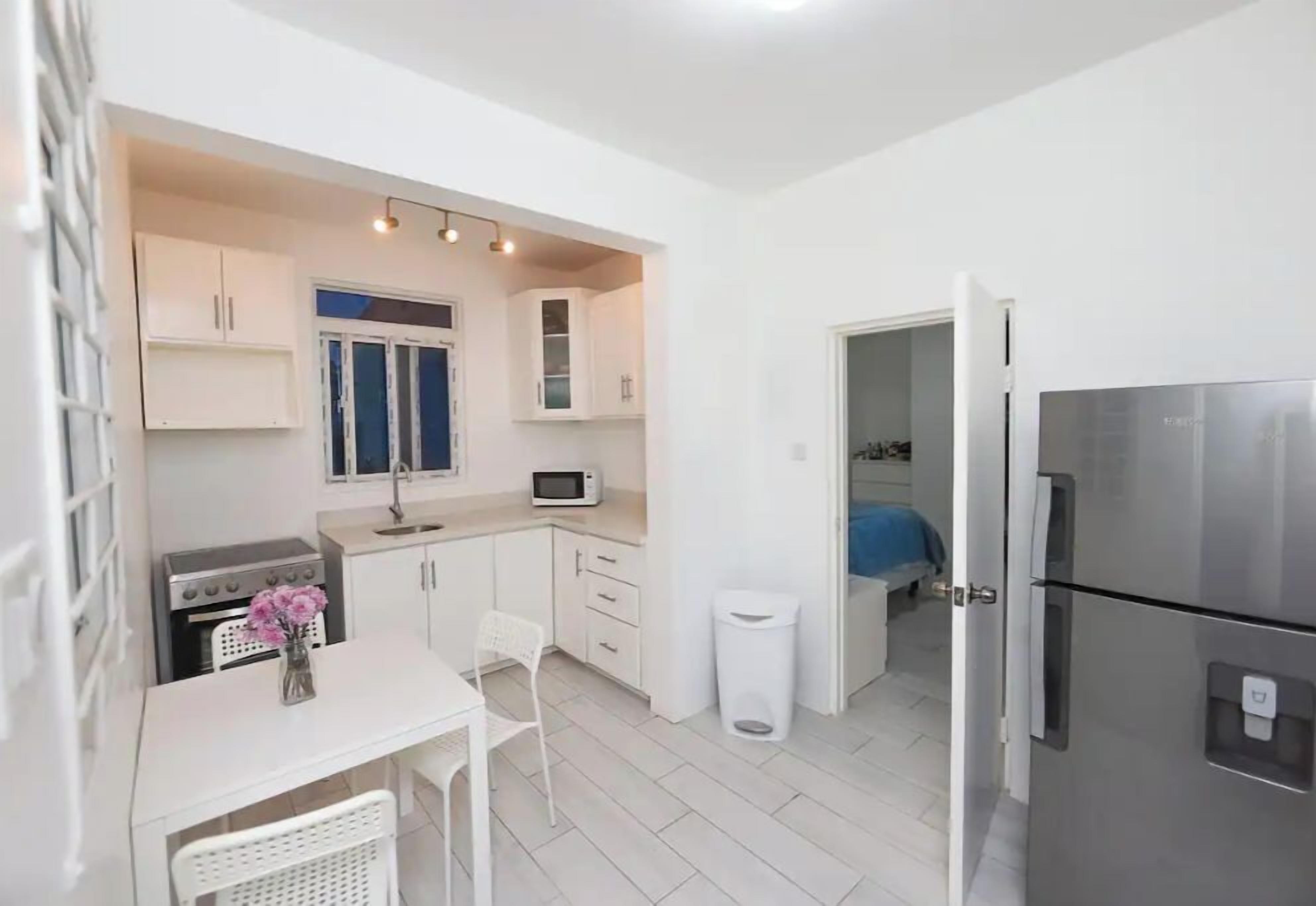 Jääkaappi, mikroaaltouuni, uuni, liesi