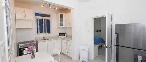 Kühlschrank, Mikrowelle, Ofen, Herdplatte