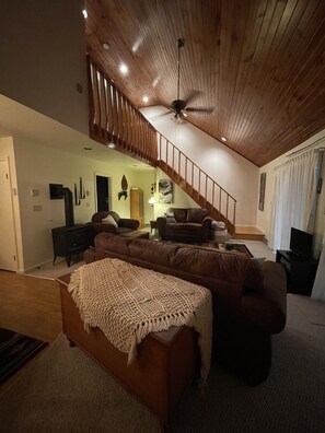 Smart TV, fireplace, books - Spacious 3BR cabin near trails for Spring break or Summer getaway! Pets welcome! (Dushore)
