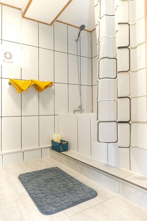 Een bad/douchecombinatie, gratis toiletartikelen, een haardroger