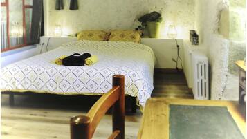 1 bedroom, desk, iron/ironing board, WiFi