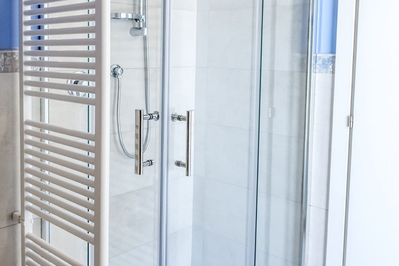 Badewanne, Bidet, Handtücher