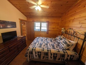 2 bedrooms, iron/ironing board, free WiFi, bed sheets - Hill Side Hideaway - 5 minutes from Boone (Vilas)