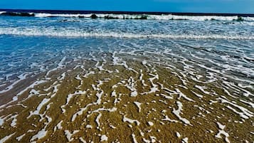 Beach nearby, sun loungers, beach towels