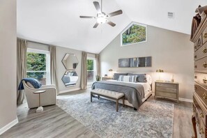 4 bedrooms, desk, iron/ironing board, free WiFi - Renovated Historic Roswell House (Roswell)