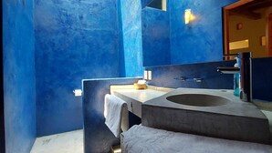 Basic-Doppelzimmer | Badezimmer | Dusche, Handtücher, Seife, Shampoo