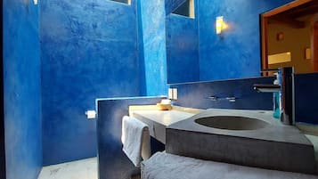 Habitación básica doble | Baño | Regadera, toallas, jabón, shampoo