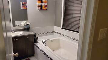 Room | Bilik Mandi | Kelengkapan dandanan diri percuma, pengering rambut, tuala disediakan