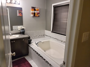 Kamer | Badkamer | Gratis toiletartikelen, een haardroger, handdoeken, zeep