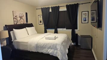 Comfort Room | Peralatan tempat tidur premium, gebar bulu kapas, meja