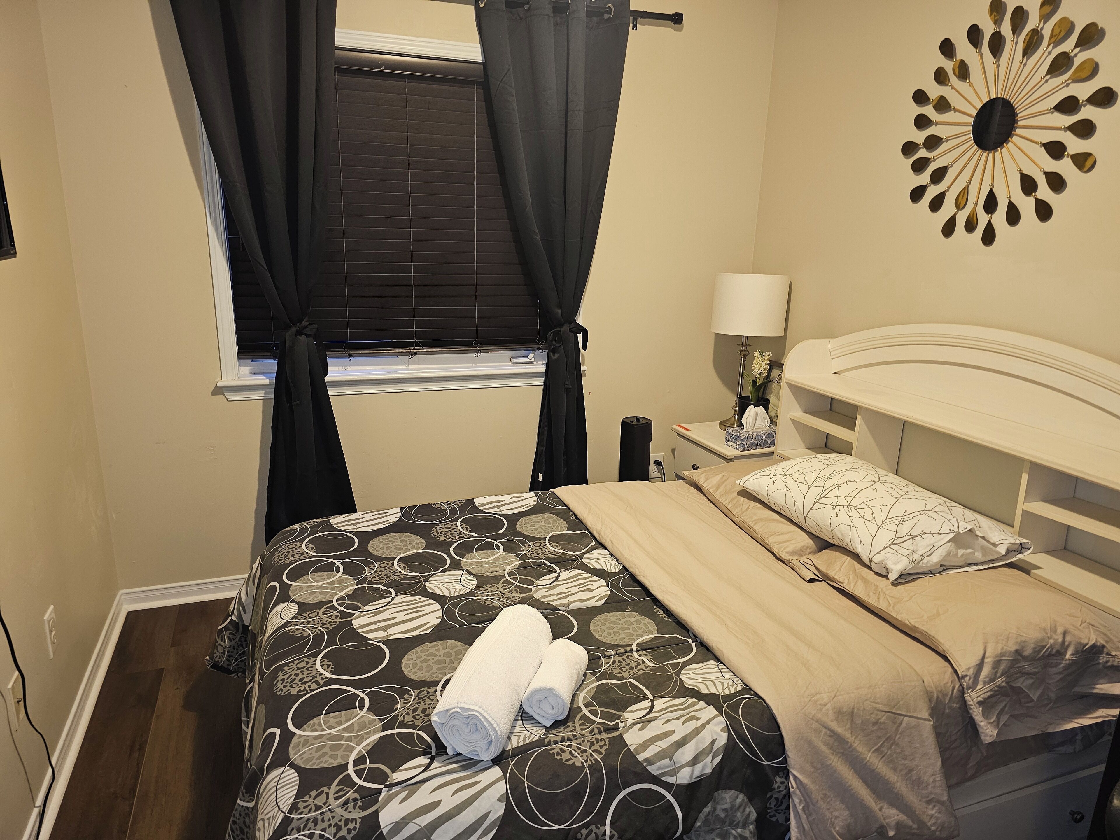 Comfort-huone | Ylelliset vuodevaatteet, untuvapeitot, työpöytä, silitysrauta/-lauta