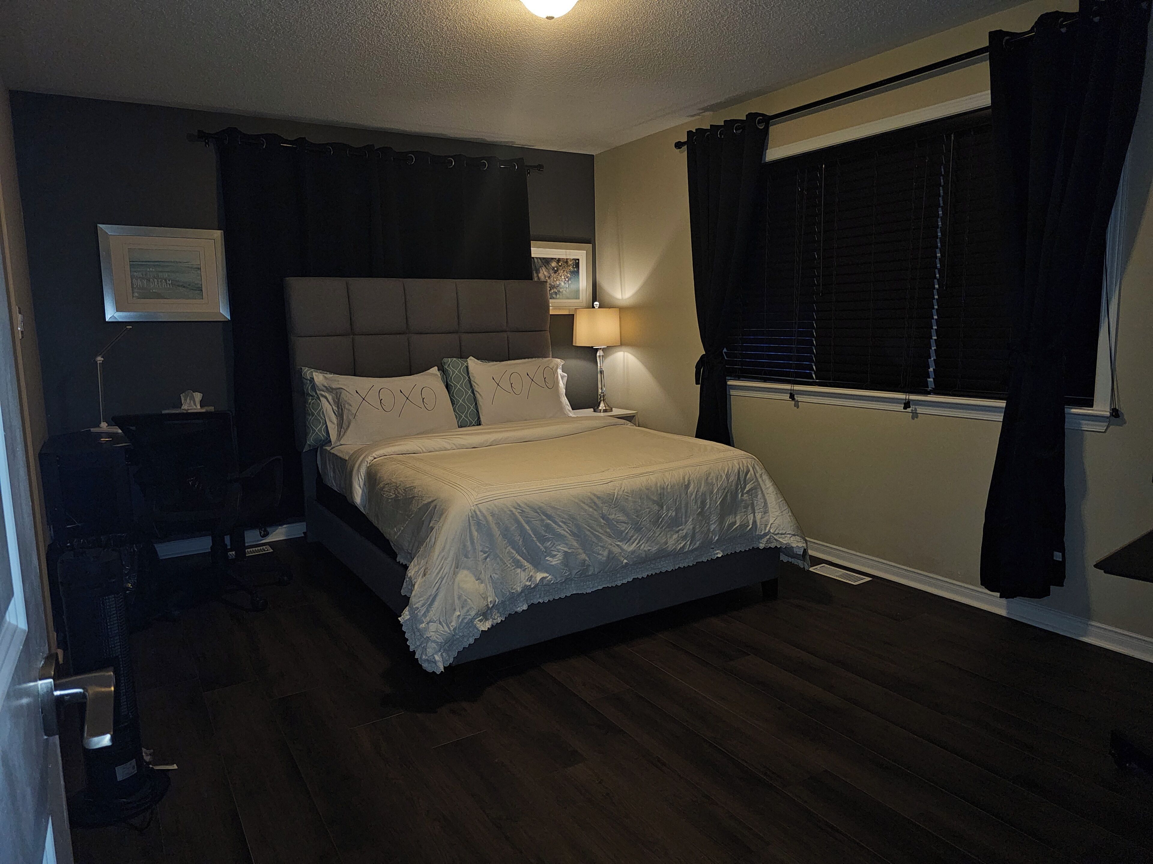 Huone | Ylelliset vuodevaatteet, untuvapeitot, työpöytä, silitysrauta/-lauta