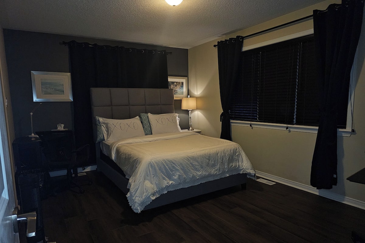 Zimmer | Hochwertige Bettwaren, Daunenbettdecken, Schreibtisch