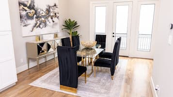 Luxury House | In-room dining