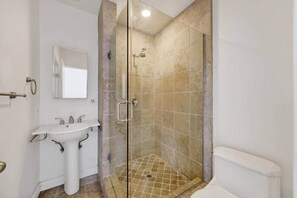Shower, bidet, towels, soap - Lovely Laguna Oceanside Gem! (Laguna Beach)