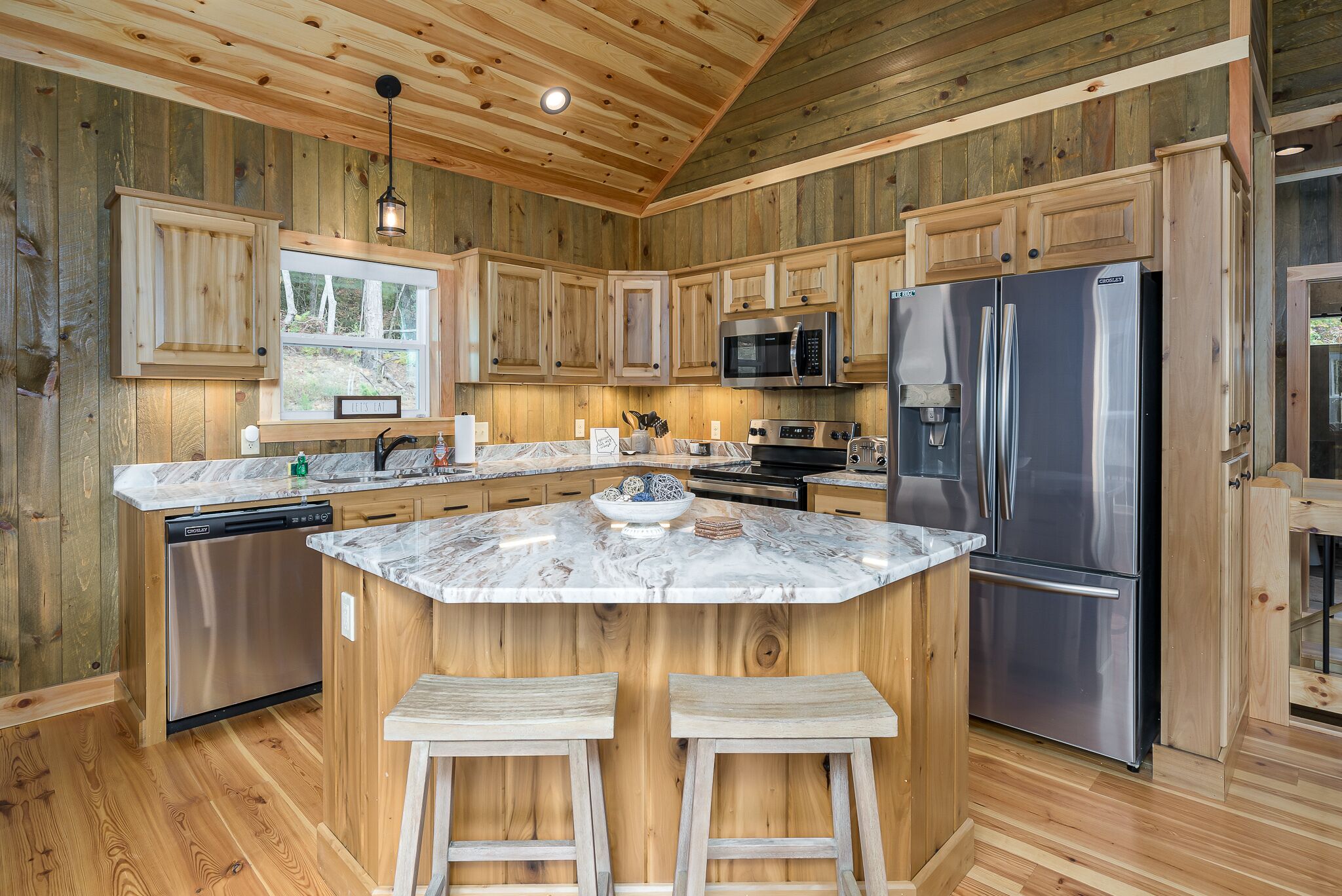 Køleskab, mikrobølgeovn, ovn, kogeplade