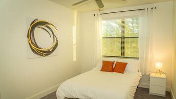 2 bedrooms, desk, WiFi