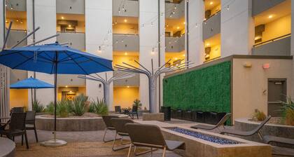 Stylish 2 Bedroom in Downtown PHX with Pool & Gym