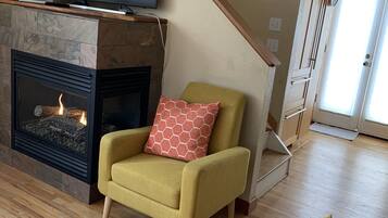 Televisión y chimenea