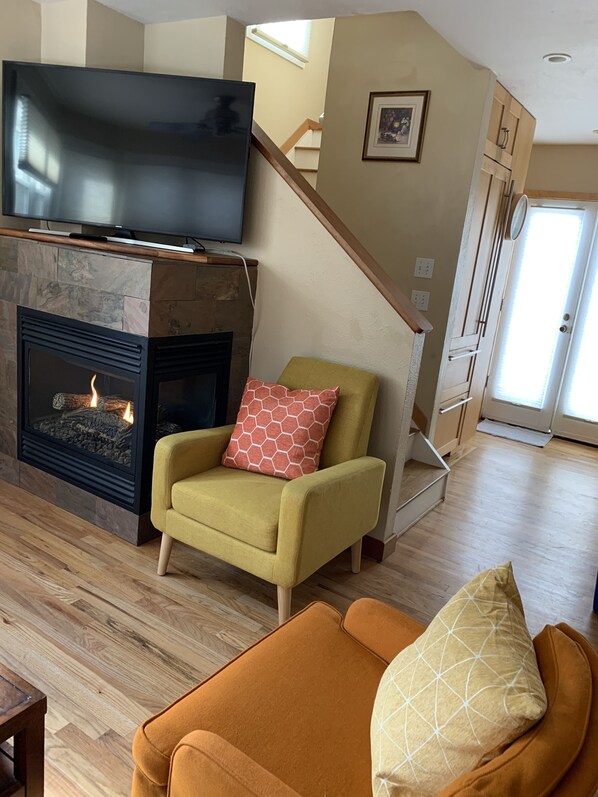 TV, fireplace