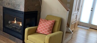 Cheerful 2 Bdrm / 1.5 Bath Pearl St. Condo