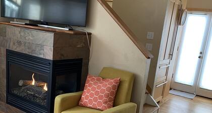Cheerful 2 Bdrm / 1.5 Bath Pearl St. Condo